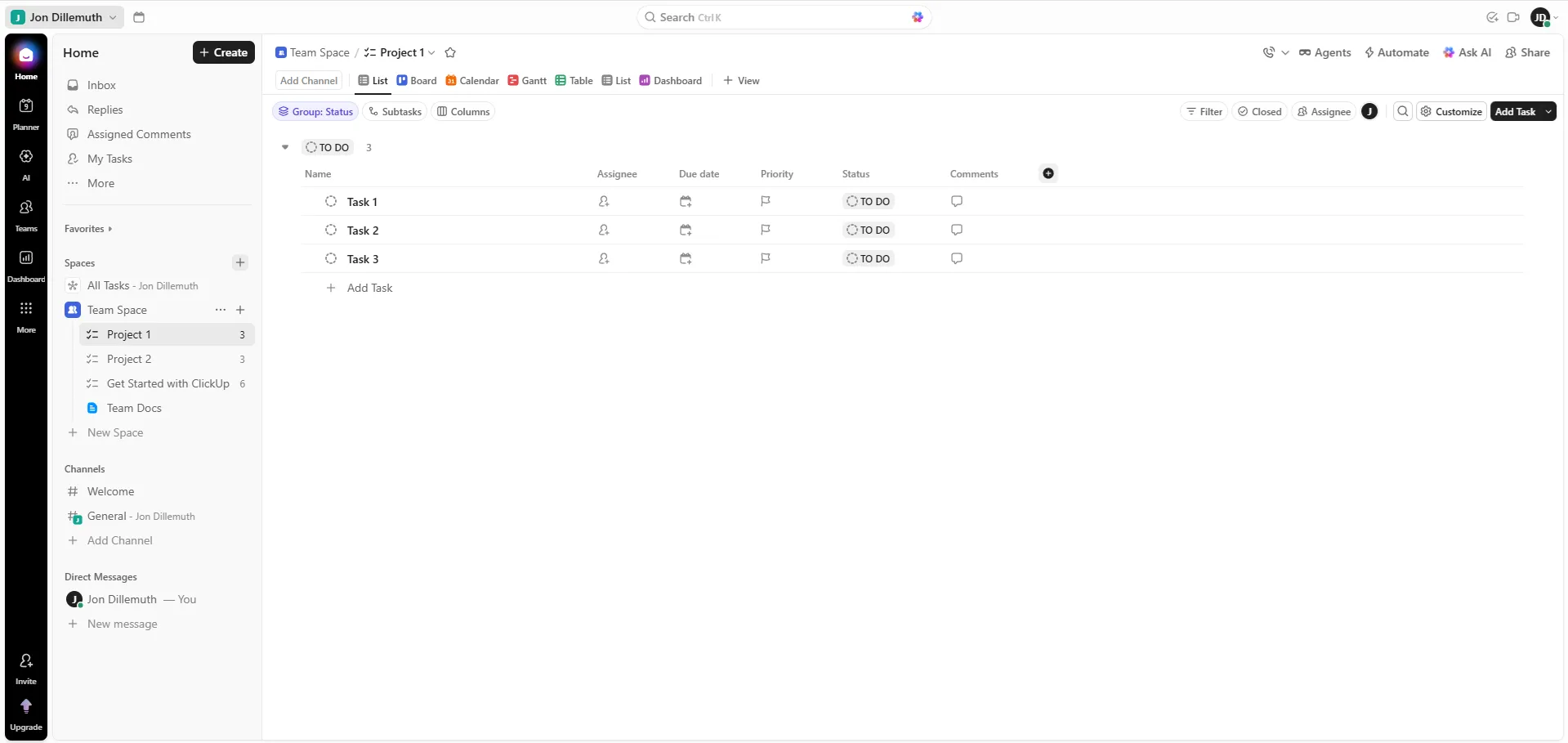ClickUpin List-näkymä: tehtävät statuksineen, eräpäivineen, prioriteetteineen ja kommentteineen - huomaa yläpalkissa kuusi näkymävaihtoehtoa (List, Board, Calendar, Gantt, Table, Dashboard)